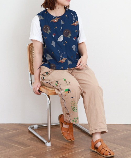 Emago(イマゴ)の「EMAGO いろんな帽子刺繍ベスト(ベスト・レディース・ベージュ/ネイビー・FREE)」の15枚目の写真