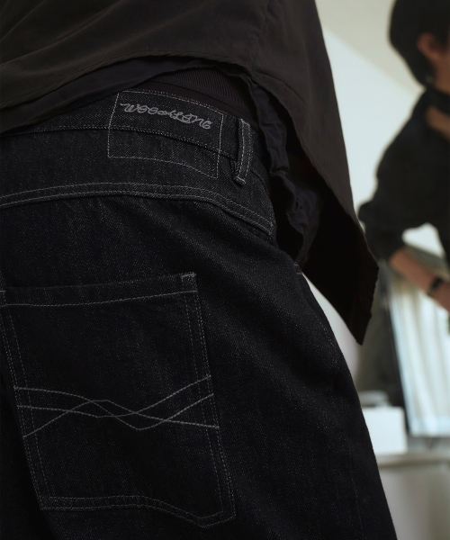 WOOALONG(ウアロン)の「Black washed curved denim pants - BLACK(デニムパンツ・メンズ・ブラック・MEDIUM/LARGE)」の2枚目の写真
