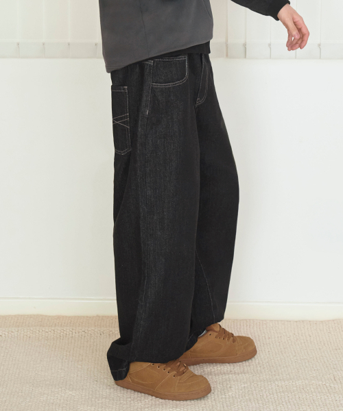 WOOALONG(ウアロン)の「Black washed curved denim pants - BLACK(デニムパンツ・メンズ・ブラック・MEDIUM/LARGE)」の3枚目の写真