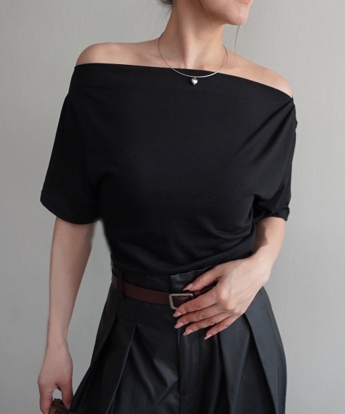 Rashik(ラシク)の「【Rashik】ボートネックトップス カットソー 半袖 トップス Tシャツ ドレープ 3way オフショル(Tシャツ/カットソー・レディース・ブラック/ホワイト・FREE)」の2枚目の写真
