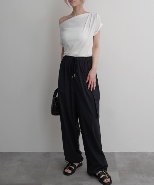 Rashik(ラシク)の「【Rashik】ボートネックトップス カットソー 半袖 トップス Tシャツ ドレープ 3way オフショル(Tシャツ/カットソー・レディース・ブラック/ホワイト・FREE)」の8枚目の写真