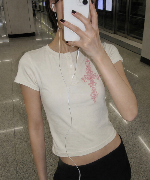 GRAVER（グレーバー）の「[ユニセックス]SIMCROSS ヘンリーネック半袖Tシャツ_2カラー（Tシャツ/カットソー・レディース・ベージュ/チャコール・M/L）」の3枚目の写真