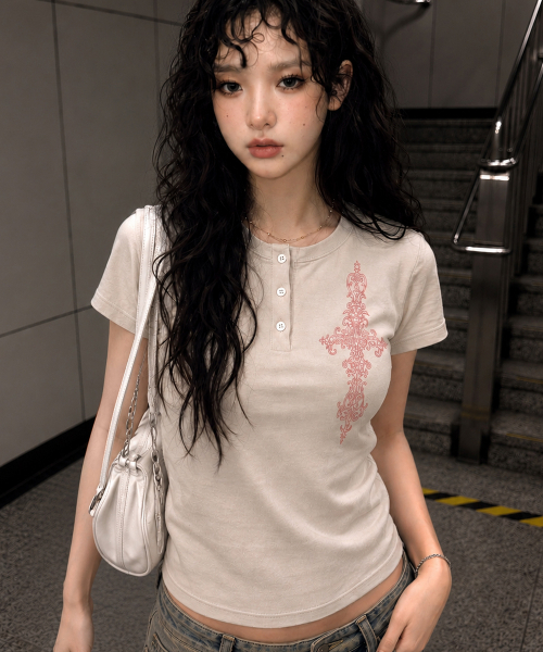GRAVER（グレーバー）の「[ユニセックス]SIMCROSS ヘンリーネック半袖Tシャツ_2カラー（Tシャツ/カットソー・レディース・ベージュ/チャコール・M/L）」の6枚目の写真
