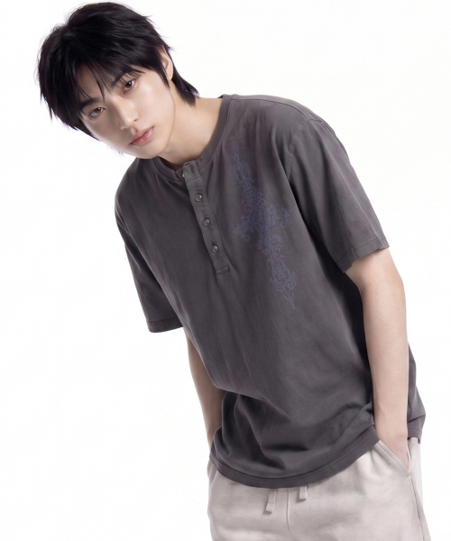 GRAVER（グレーバー）の「[ユニセックス]SIMCROSS ヘンリーネック半袖Tシャツ_2カラー（Tシャツ/カットソー・レディース・ベージュ/チャコール・M/L）」の9枚目の写真