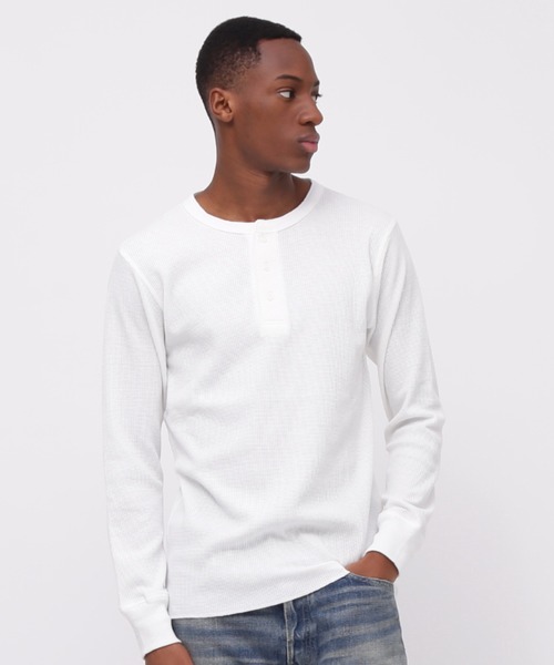 AVIREX(アヴィレックス)の「《DAILY/デイリー》L/S THERMAL HENLEY NECK T-SHIRT / デイリー長袖 サーマル ヘンリーネック ティーシャツ / AVIREX / アヴィレックス(Tシャツ/カットソー・メンズ・ネイビー/オリーブ/オフホワイト/グレー・SMALL/X-LARGE/XX-LARGE/MEDIUM)」の2枚目の写真