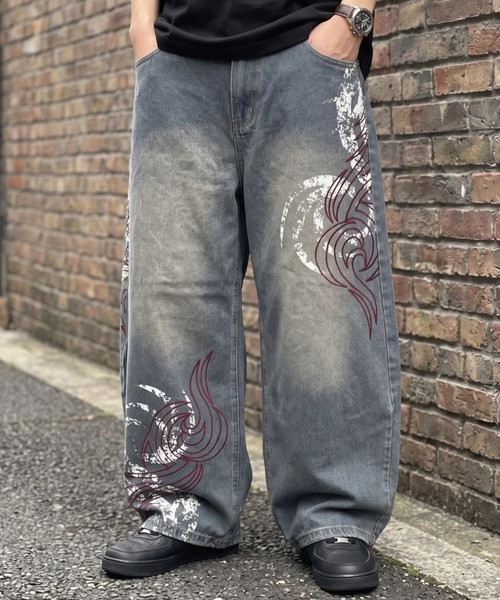 ARULE（アルール）の「A'GEM/9 × .kom 『FREE DEE/フリーディー』Tribal Graphic Balloon Denim Pants/トライバルグラフィックバルーンデニムパンツ（デニムパンツ・メンズ・ブラック/ブルー・M/L）」の2枚目の写真