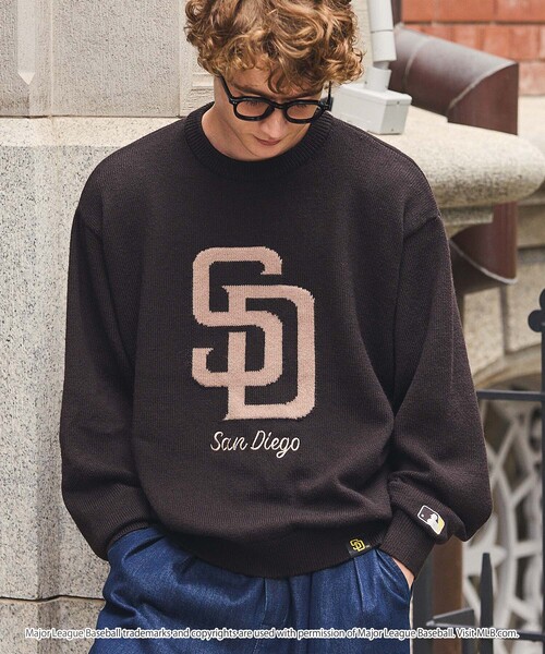 MLB(メジャーリーグベースボール)の「MLB Jacquard Logo Mohair Touch Knit / MLB別注 ジャガードロゴ刺繍 モヘアタッチニット<帯電防止/マシンウォッシャブル>(ニット/セーター・メンズ・ダークブラウン/アッシュグレー/アイボリー/ダークネイビー・S/M/L)」の4枚目の写真
