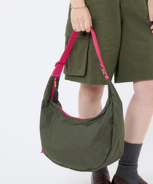 LeSportsac(レスポートサック)の「LG HAMMOCK ADJ BAG アボカド/ベージュピンクウェビング(ショルダーバッグ・レディース・グリーン・FREE)」の2枚目の写真