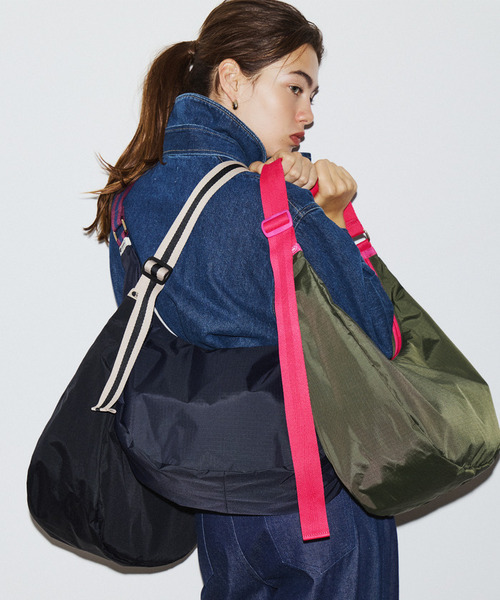 LeSportsac(レスポートサック)の「LG HAMMOCK ADJ BAG アボカド/ベージュピンクウェビング(ショルダーバッグ・レディース・グリーン・FREE)」の4枚目の写真