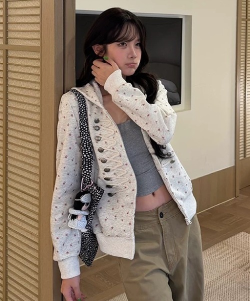 Sibra（シブラ）の「【秋冬新作】韓国風花柄ナポレオンジップパーカー／コード装飾ボタンデザインフーディー（パーカー・レディース・ライトグレー・M）」の3枚目の写真