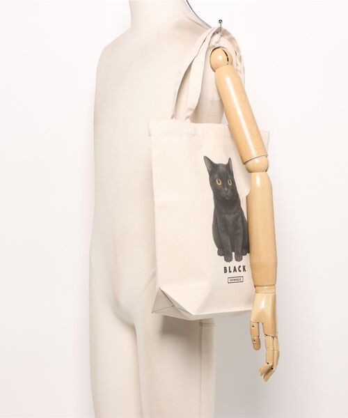 Moftique（モフティック）の「Moftique（モフティック） トートバッグ キャンバス マチ有 生成り 黒猫 猫 アニマルプリント Mサイズ ユニセックス（トートバッグ・レディース・ナチュラル・FREE）」の3枚目の写真