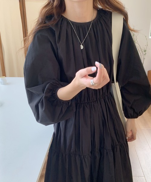 LUCPY(ラクピー)の「ギャザーティアードロングワンピース(ワンピース・レディース・ブラック/ベージュ/ホワイト・FREE)」の6枚目の写真