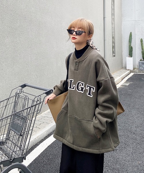 Dalfwin(ダールフィン)の「WLGTパッチロゴ裾ドローストリングヘンリーネックスウェット(スウェット・レディース・グレー/アーミー・FREE)」の2枚目の写真