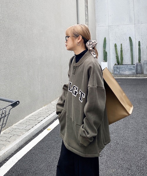 Dalfwin(ダールフィン)の「WLGTパッチロゴ裾ドローストリングヘンリーネックスウェット(スウェット・レディース・グレー/アーミー・FREE)」の12枚目の写真