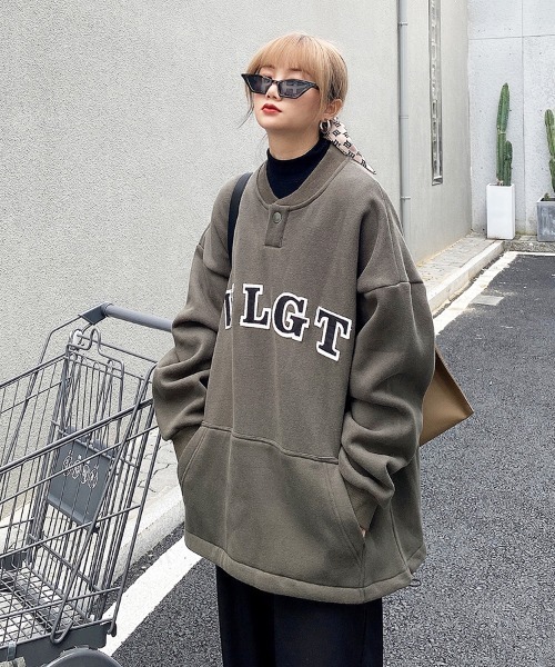 Dalfwin(ダールフィン)の「WLGTパッチロゴ裾ドローストリングヘンリーネックスウェット(スウェット・レディース・グレー/アーミー・FREE)」の13枚目の写真