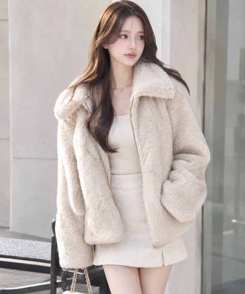 Dolce Fiora(ドルチェフィオラ)の「韓国風フェイクファーショートジャケット(その他アウター・レディース・ベージュ/ブラック・フリー)」の1枚目の写真
