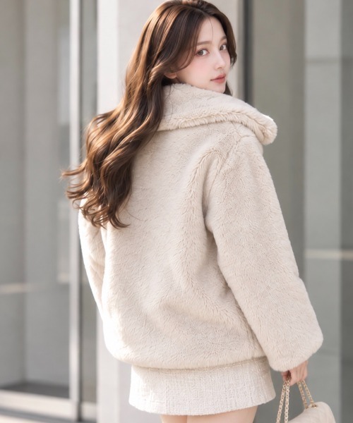Dolce Fiora(ドルチェフィオラ)の「韓国風フェイクファーショートジャケット(その他アウター・レディース・ベージュ/ブラック・フリー)」の5枚目の写真