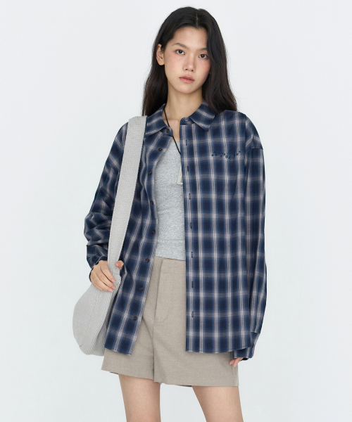 MONGDOL(モンドル)の「ロゴポイント オーバーサイズ チェックシャツ ネイビー MDSH031NAVY(シャツ/ブラウス・レディース・その他・F)」の2枚目の写真