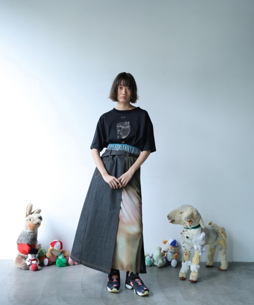 BEDSIDEDRAMA(ベットサイドドラマ)の「bedsidedrama/ベッドサイドドラマ/WRAP JEANS APRON(スカート・レディース・インディゴブルー/ブラック・1)」の2枚目の写真