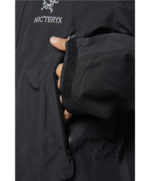 BEAMS(ビームス)の「ARC'TERYX / “BETA AR JACKET”(ブルゾン・メンズ・ブラック/ダークグリーン・X-SMALL/SMALL/MEDIUM)」の3枚目の写真