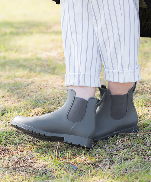 menue(メヌエ)の「サイドゴア 防水 レインブーツ(レインシューズ・レディース・グレー/ネイビー/ブラック/カーキ/ダークブラウン/ベージュ/アイボリー・LL/M/SS/3L/L/S/5L/6L/4L/19.0cm/21.0cm/20.0cm/19.5cm/21.5cm)」の3枚目の写真