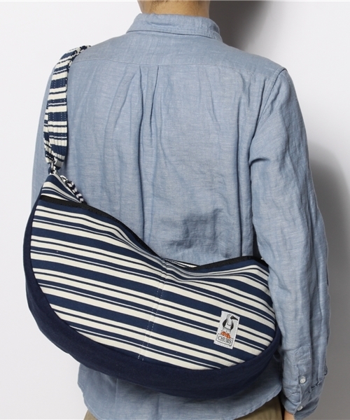 BEAMS（ビームス）の「CHUMS×BEAMS / 別注 SWEATバナナショルダー（ショルダーバッグ・メンズ・ライトグレー/ネイビー・ONE SIZE）」の4枚目の写真