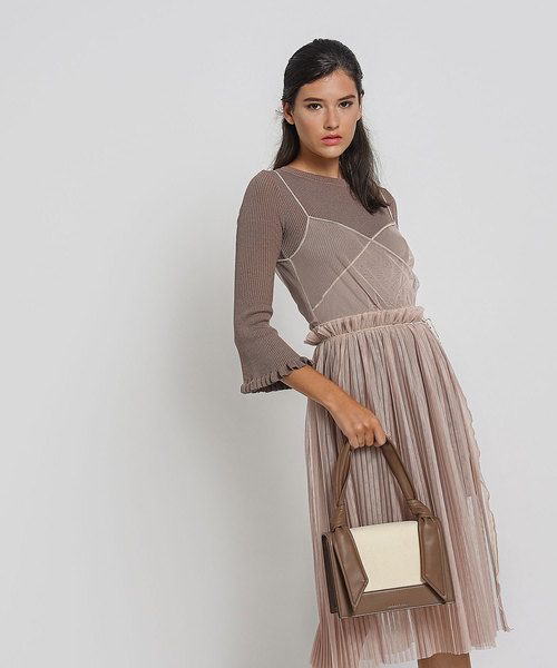 CHARLES & KEITH（チャールズ & キース）の「ノーテッドストラップハンドバッグ / KNOTED STRAP HANDBAG（ハンドバッグ・レディース・レッド/ライトベージュ/ブラック・M）」の4枚目の写真