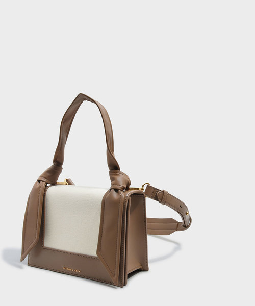 CHARLES & KEITH（チャールズ & キース）の「ノーテッドストラップハンドバッグ / KNOTED STRAP HANDBAG（ハンドバッグ・レディース・レッド/ライトベージュ/ブラック・M）」の5枚目の写真