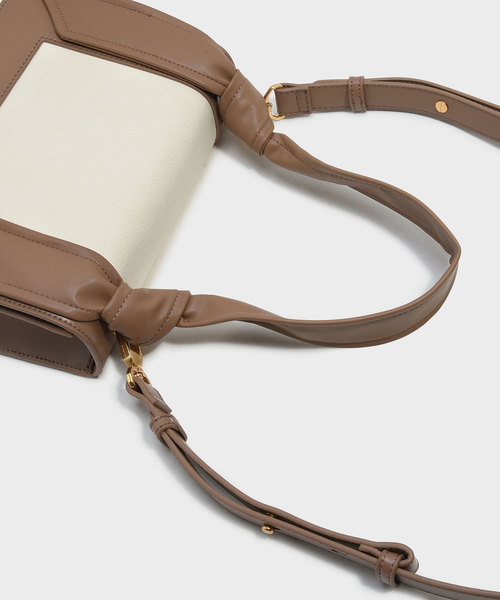 CHARLES & KEITH（チャールズ & キース）の「ノーテッドストラップハンドバッグ / KNOTED STRAP HANDBAG（ハンドバッグ・レディース・レッド/ライトベージュ/ブラック・M）」の6枚目の写真