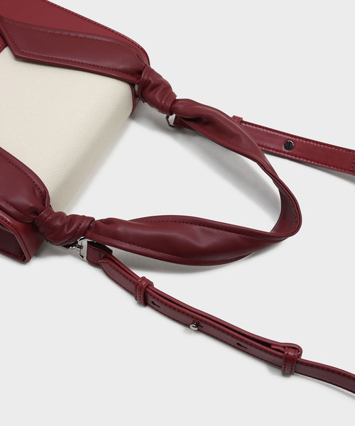 CHARLES & KEITH（チャールズ & キース）の「ノーテッドストラップハンドバッグ / KNOTED STRAP HANDBAG（ハンドバッグ・レディース・レッド/ライトベージュ/ブラック・M）」の10枚目の写真