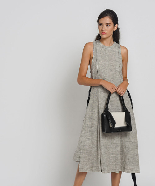 CHARLES & KEITH（チャールズ & キース）の「ノーテッドストラップハンドバッグ / KNOTED STRAP HANDBAG（ハンドバッグ・レディース・レッド/ライトベージュ/ブラック・M）」の13枚目の写真