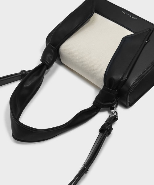 CHARLES & KEITH（チャールズ & キース）の「ノーテッドストラップハンドバッグ / KNOTED STRAP HANDBAG（ハンドバッグ・レディース・レッド/ライトベージュ/ブラック・M）」の15枚目の写真