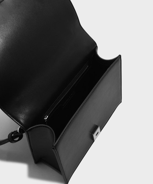 CHARLES & KEITH（チャールズ & キース）の「ノーテッドストラップハンドバッグ / KNOTED STRAP HANDBAG（ハンドバッグ・レディース・レッド/ライトベージュ/ブラック・M）」の16枚目の写真