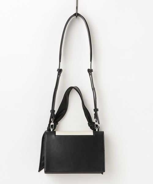 CHARLES & KEITH（チャールズ & キース）の「ノーテッドストラップハンドバッグ / KNOTED STRAP HANDBAG（ハンドバッグ・レディース・レッド/ライトベージュ/ブラック・M）」の19枚目の写真