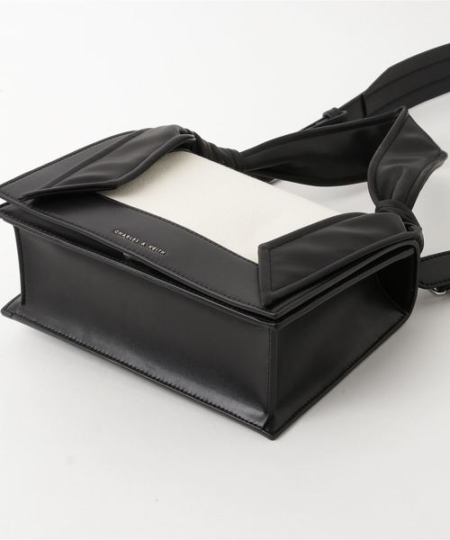 CHARLES & KEITH（チャールズ & キース）の「ノーテッドストラップハンドバッグ / KNOTED STRAP HANDBAG（ハンドバッグ・レディース・レッド/ライトベージュ/ブラック・M）」の18枚目の写真