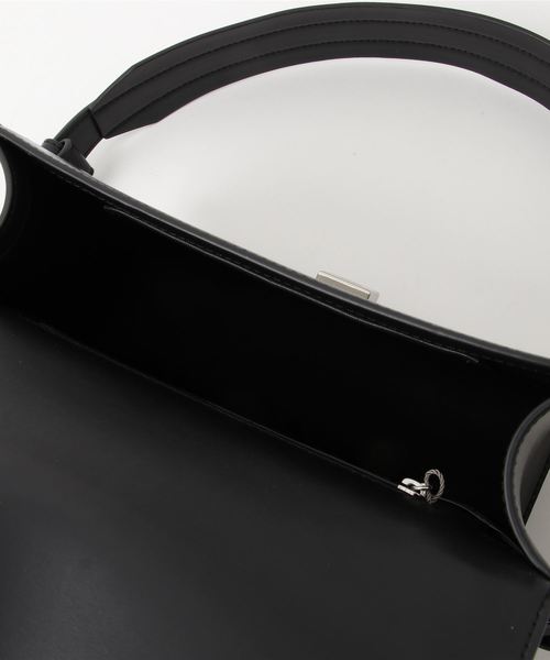 CHARLES & KEITH（チャールズ & キース）の「ノーテッドストラップハンドバッグ / KNOTED STRAP HANDBAG（ハンドバッグ・レディース・レッド/ライトベージュ/ブラック・M）」の17枚目の写真