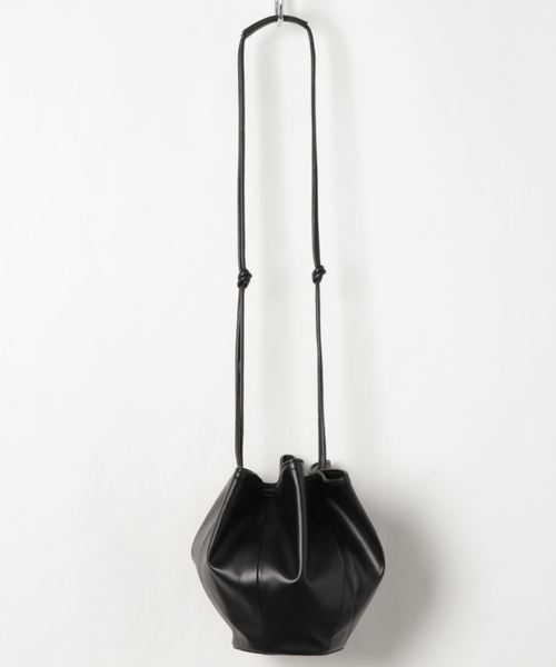 KOBE LETTUCE（コウベレタス）の「フェイクレザーラウンド巾着バッグ（ショルダーバッグ・レディース・グレイッシュベージュ/ブラック/グリーン/アイボリー/イエロー・FREE）」の2枚目の写真