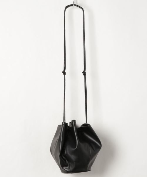 KOBE LETTUCE（コウベレタス）の「フェイクレザーラウンド巾着バッグ（ショルダーバッグ・レディース・グレイッシュベージュ/ブラック/グリーン/アイボリー/イエロー・FREE）」の7枚目の写真