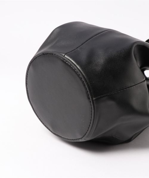 KOBE LETTUCE（コウベレタス）の「フェイクレザーラウンド巾着バッグ（ショルダーバッグ・レディース・グレイッシュベージュ/ブラック/グリーン/アイボリー/イエロー・FREE）」の8枚目の写真