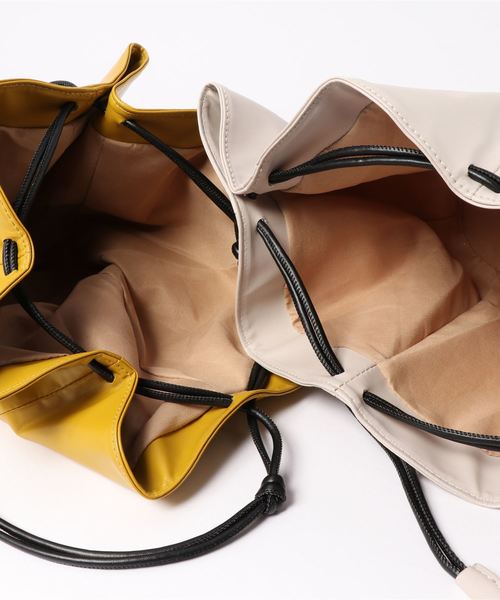 KOBE LETTUCE（コウベレタス）の「フェイクレザーラウンド巾着バッグ（ショルダーバッグ・レディース・グレイッシュベージュ/ブラック/グリーン/アイボリー/イエロー・FREE）」の9枚目の写真