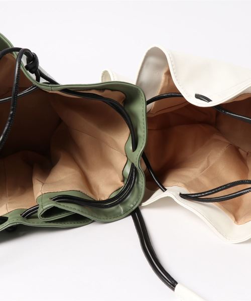 KOBE LETTUCE（コウベレタス）の「フェイクレザーラウンド巾着バッグ（ショルダーバッグ・レディース・グレイッシュベージュ/ブラック/グリーン/アイボリー/イエロー・FREE）」の6枚目の写真