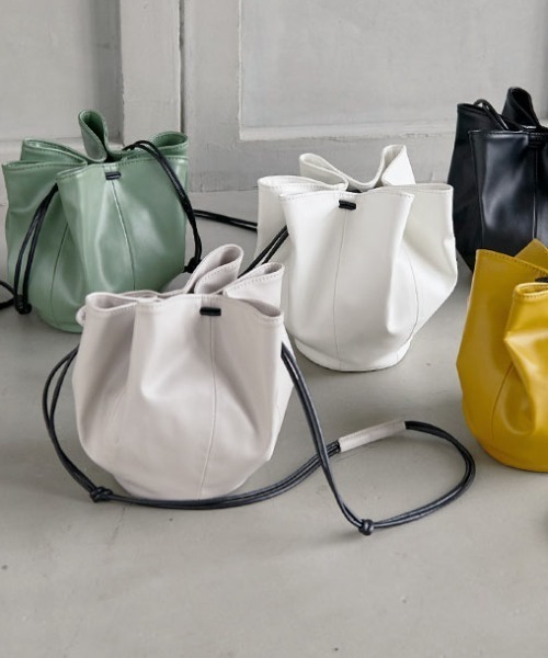 KOBE LETTUCE（コウベレタス）の「フェイクレザーラウンド巾着バッグ（ショルダーバッグ・レディース・グレイッシュベージュ/ブラック/グリーン/アイボリー/イエロー・FREE）」の3枚目の写真