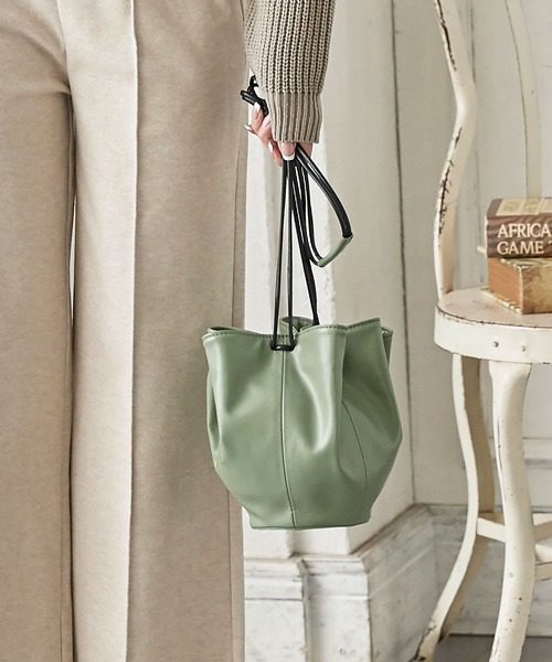 KOBE LETTUCE（コウベレタス）の「フェイクレザーラウンド巾着バッグ（ショルダーバッグ・レディース・グレイッシュベージュ/ブラック/グリーン/アイボリー/イエロー・FREE）」の4枚目の写真