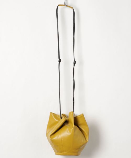 KOBE LETTUCE（コウベレタス）の「フェイクレザーラウンド巾着バッグ（ショルダーバッグ・レディース・グレイッシュベージュ/ブラック/グリーン/アイボリー/イエロー・FREE）」の11枚目の写真