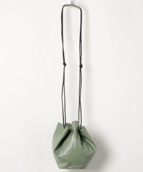 KOBE LETTUCE（コウベレタス）の「フェイクレザーラウンド巾着バッグ（ショルダーバッグ・レディース・グレイッシュベージュ/ブラック/グリーン/アイボリー/イエロー・FREE）」の12枚目の写真