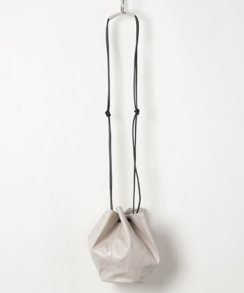 KOBE LETTUCE（コウベレタス）の「フェイクレザーラウンド巾着バッグ（ショルダーバッグ・レディース・グレイッシュベージュ/ブラック/グリーン/アイボリー/イエロー・FREE）」の13枚目の写真