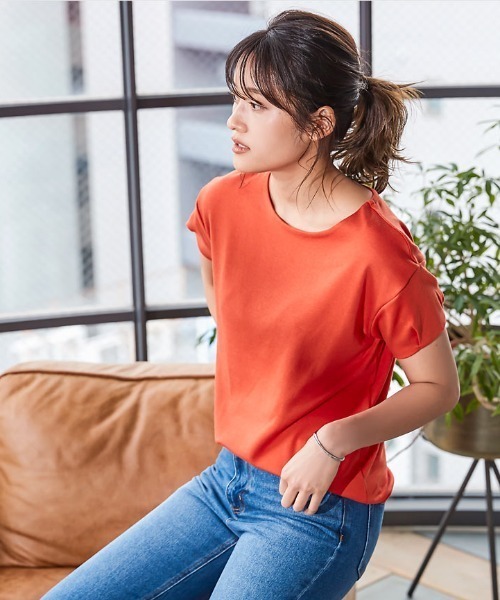 KOBE LETTUCE(コウベレタス)の「前身二重袖タックカットソートップス(Tシャツ/カットソー・レディース・オフホワイト/オレンジ/グレイッシュベージュ/イエロー系その他/ネイビー/ブラック・FREE)」の9枚目の写真