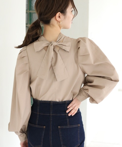one after another NICE CLAUP(ワンアフターアナザーナイスクラップ)の「バックリボンブラウス(Tシャツ/カットソー・レディース・オフホワイト/ブラック/ベージュ/チェック・FREE)」の1枚目の写真