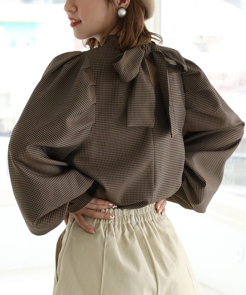 one after another NICE CLAUP(ワンアフターアナザーナイスクラップ)の「バックリボンブラウス(Tシャツ/カットソー・レディース・オフホワイト/ブラック/ベージュ/チェック・FREE)」の4枚目の写真