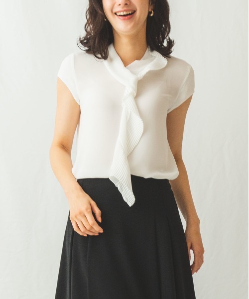 NARACAMICIE(ナラカミーチェ)の「ソフトジョーゼットプリーツタイブラウス(シャツ/ブラウス・レディース・オフホワイト/イエロー/ベージュ・SMALL/MEDIUM/LARGE)」の2枚目の写真